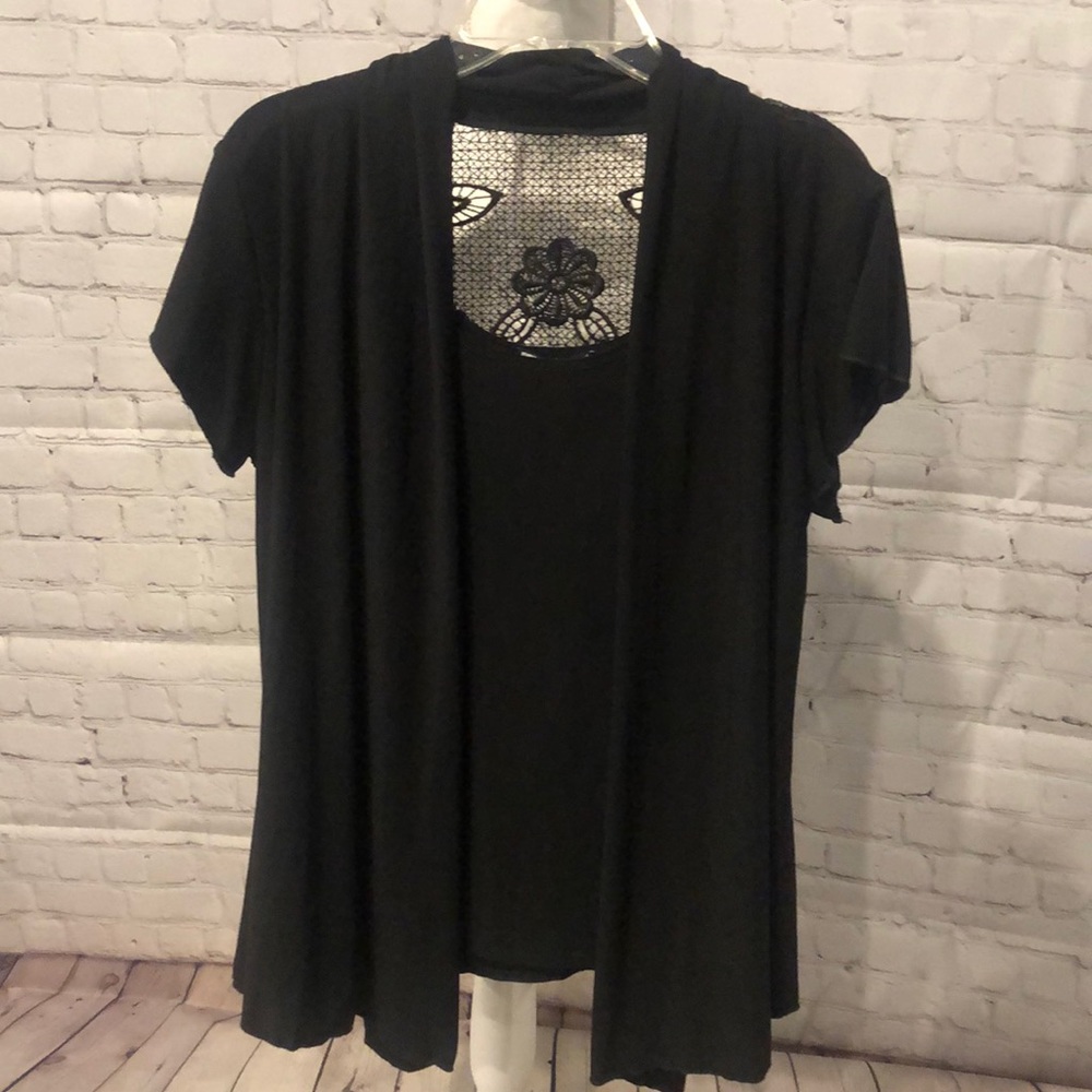 Super cute black shirt with embroidery Small